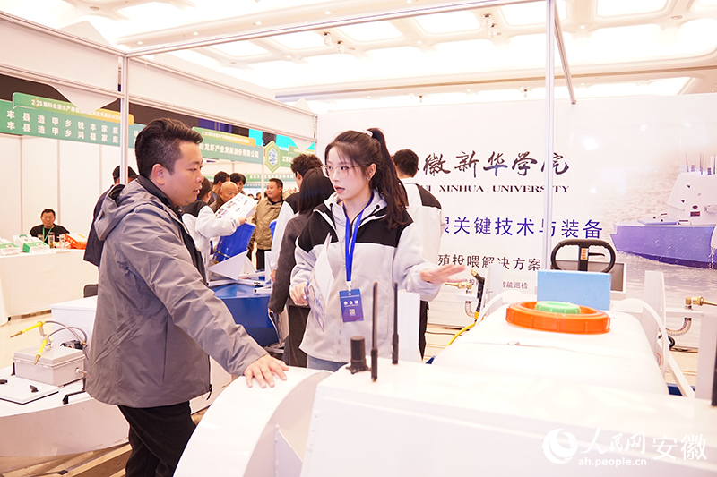 团队学生解答客商疑难。人民网 丁纪摄.jpg